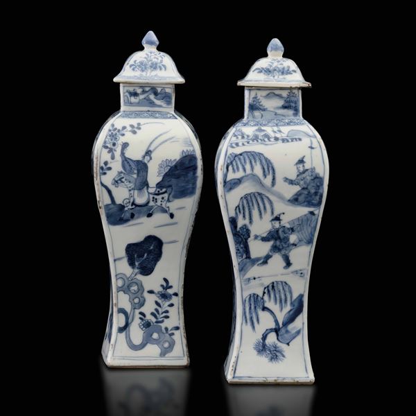 Coppia di potiches in porcellana bianca e blu con personaggi entro paesaggio, Cina, Dinastia Qing, epoca Kangxi (1662-1722)