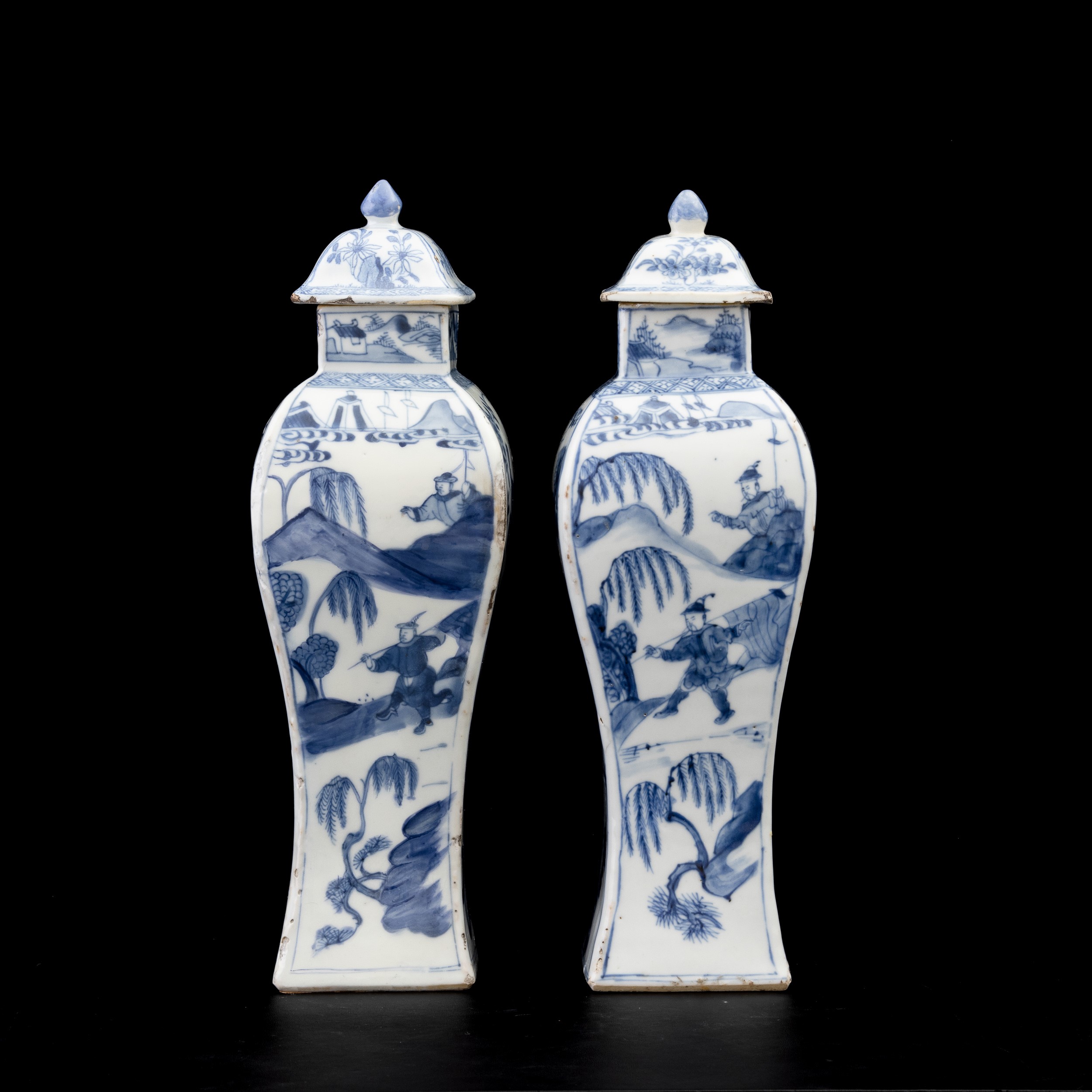Coppia di Potiches in Porcellana Bianca e Blu con Personaggi Entro Paesaggio, Cina, Dinastia Qing...