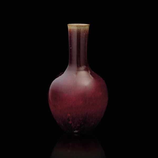 Vaso a bottiglia in porcellana monocroma sangue di bue, Cina, Dinastia Qing, epoca Daoguang (1821-1850)