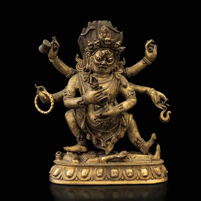 Figura di Mahakala Stante su Fiore di Loto in Bronzo Dorato con Tracce di Policromia, Tibet, XVII...