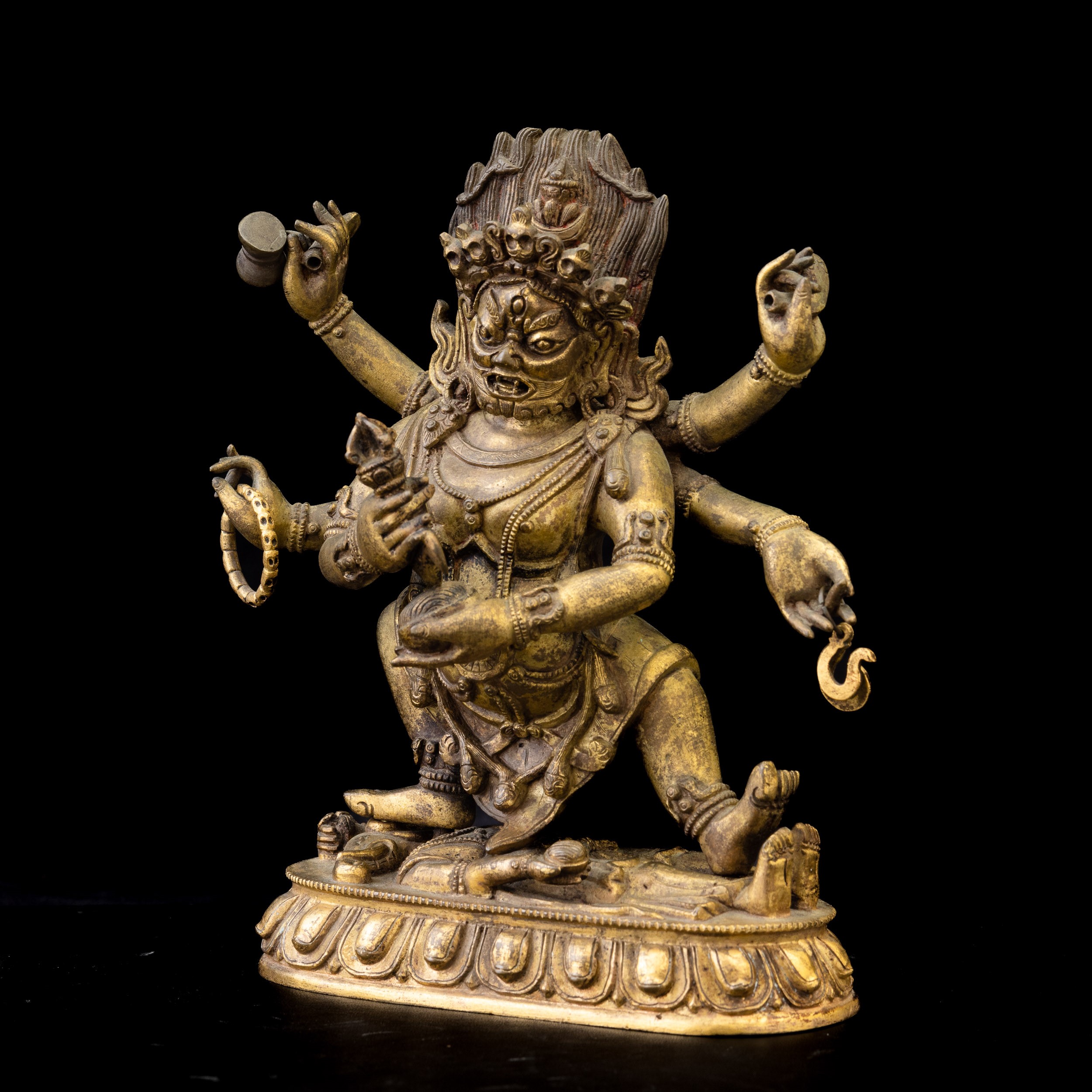 Figura di Mahakala Stante su Fiore di Loto in Bronzo Dorato con Tracce di Policromia, Tibet, XVII...