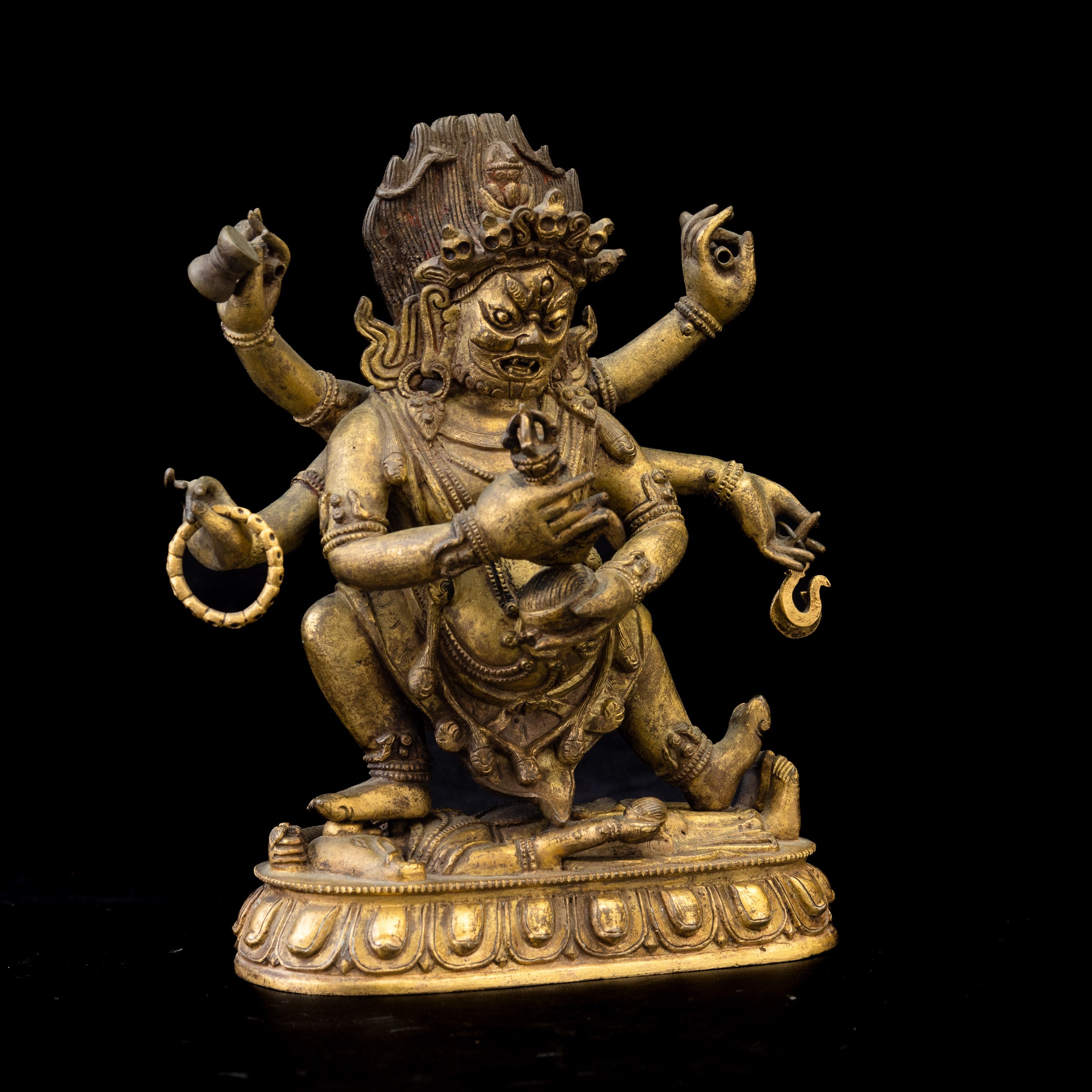 Figura di Mahakala Stante su Fiore di Loto in Bronzo Dorato con Tracce di Policromia, Tibet, XVII...