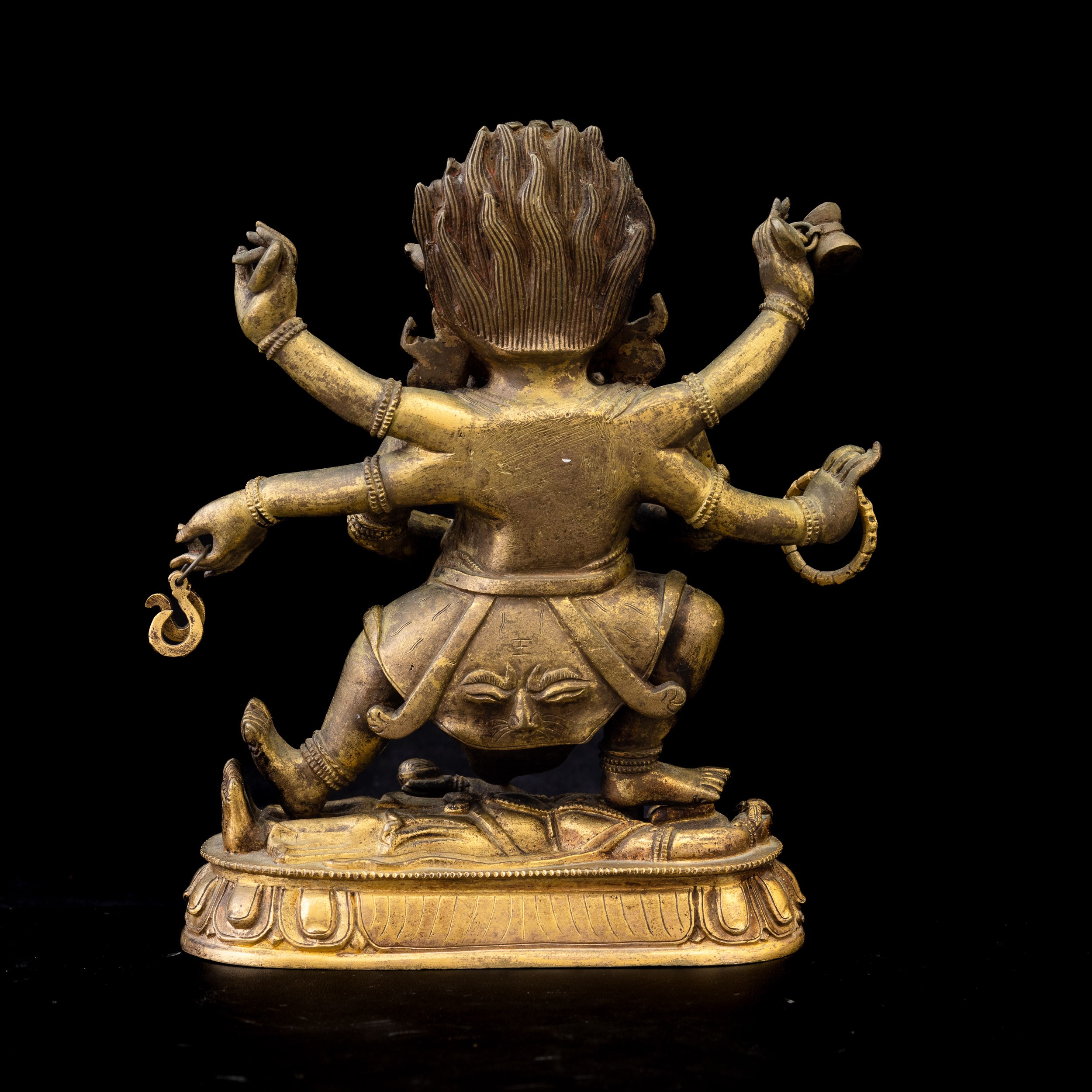 Figura di Mahakala Stante su Fiore di Loto in Bronzo Dorato con Tracce di Policromia, Tibet, XVII...