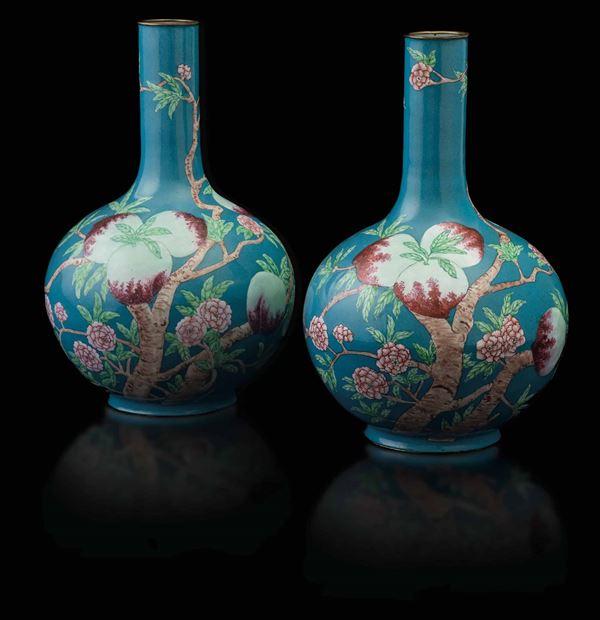 Coppia di vasi a bottiglia in smalto con decoro di pesche su fondo turchese, Cina, Dinastia Qing, XIX secolo