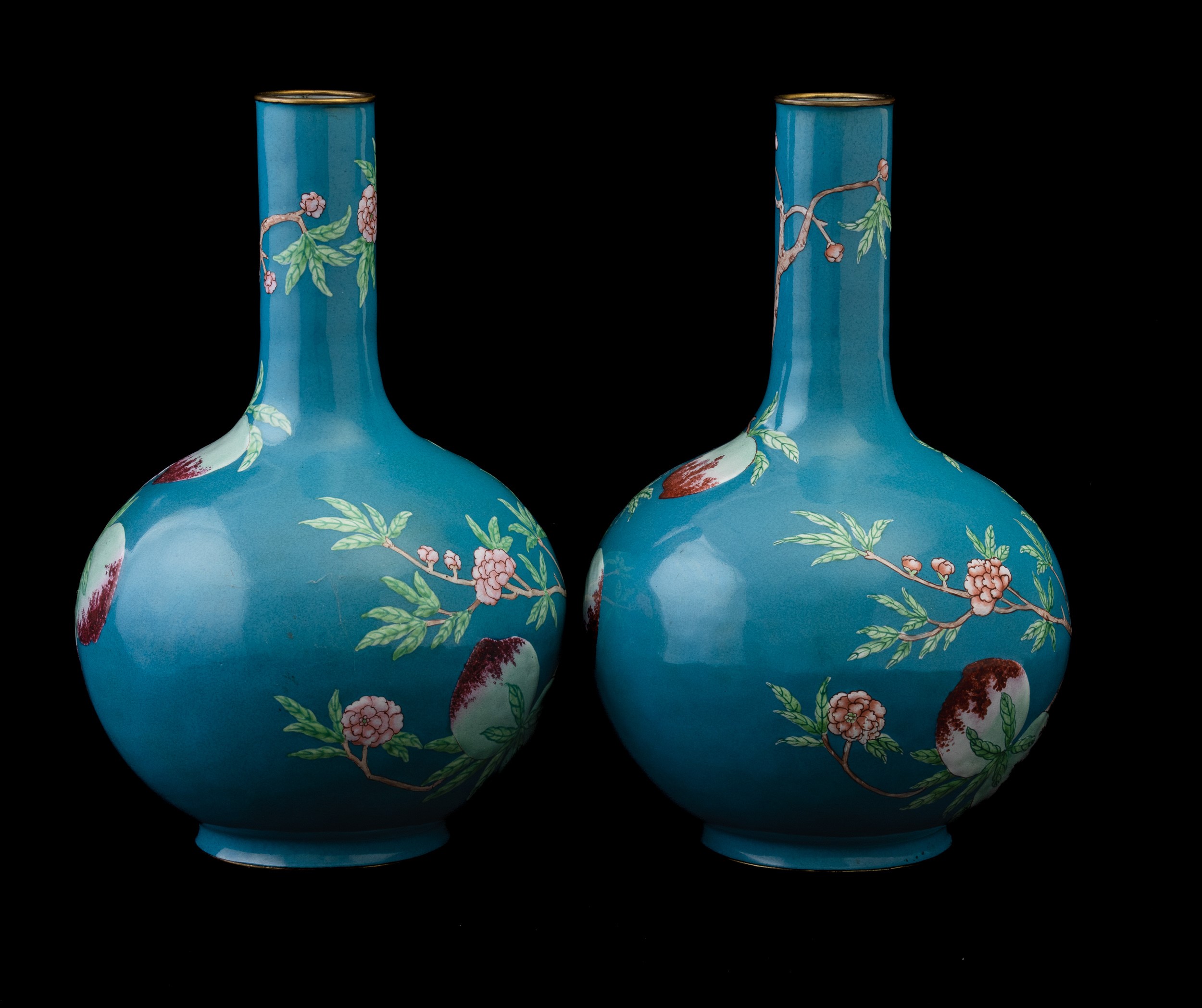 Coppia di Vasi a Bottiglia in Smalto con Decoro di Pesche su Fondo Turchese, Cina, Dinastia Qing,...