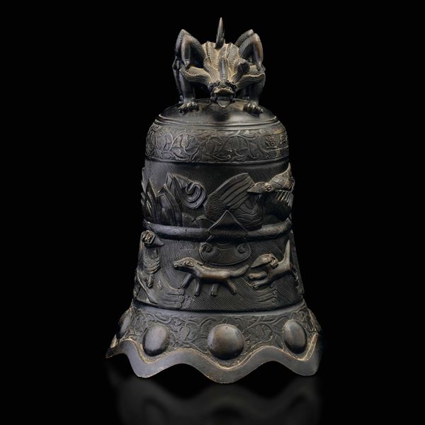 Campana rituale in bronzo con iscrizioni e figure di draghi a rilievo, Cina, Dinastia Qing, epoca Qianlong (1736-1796)