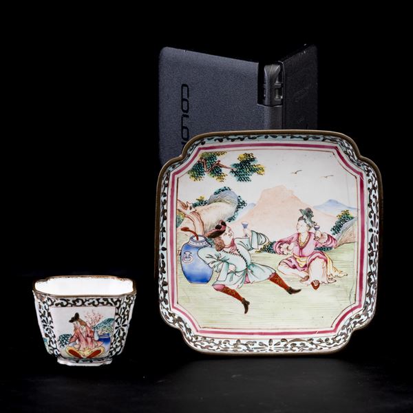 Piccolo piatto quadrato e tazzina in smalto con decoro di gusto europeo, Cina, Dinastia Qing, epoca Qianlong (1736-1796)