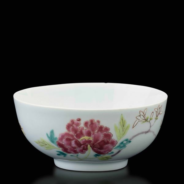 Ciotola in porcellana Famiglia Rosa finemente decorata con peonie in fiore e motivi vegetali, Cina, Dinastia Qing, marca e del periodo Yongzheng (1723-1735)