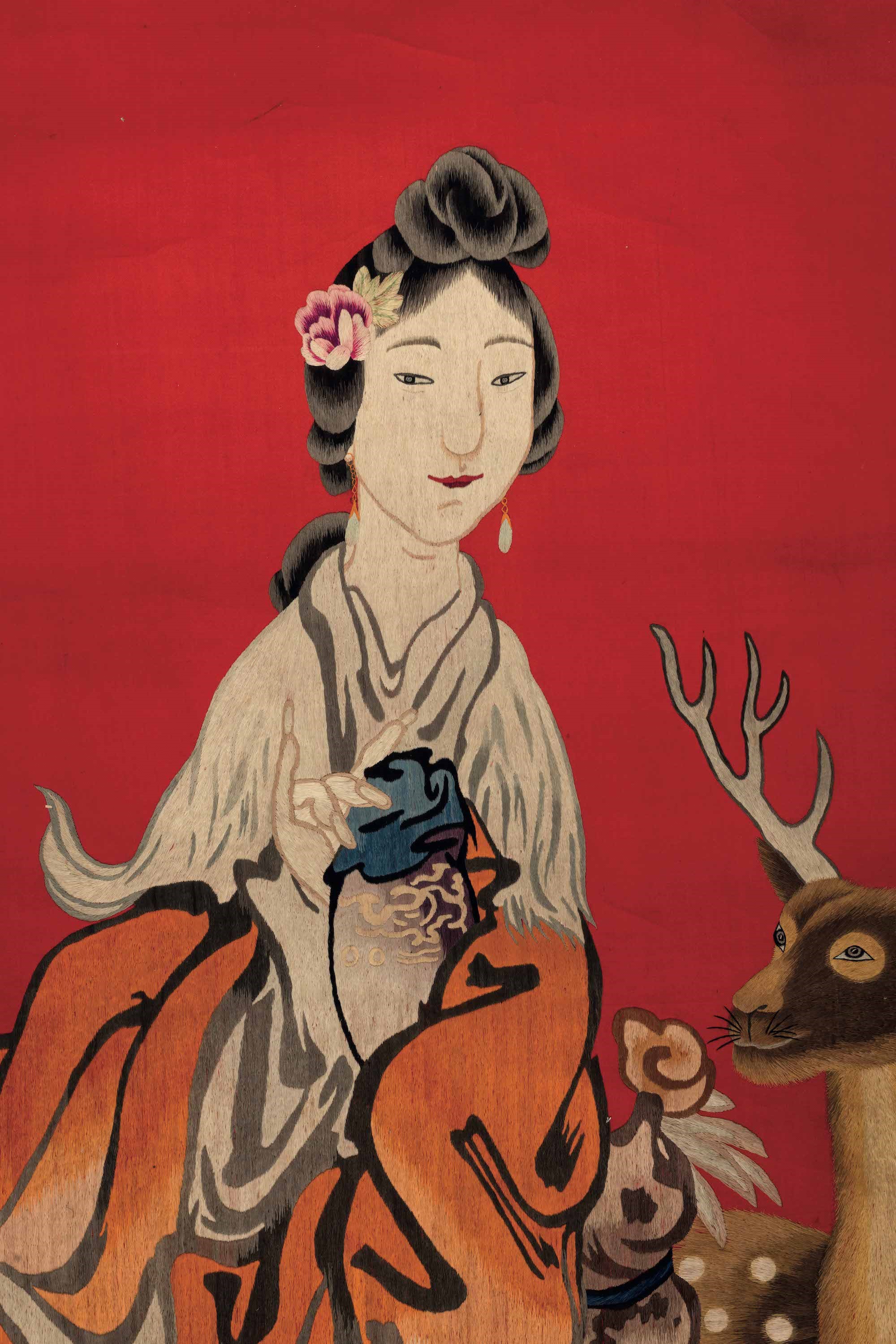 Kesi in Seta Raffigurante Guanyin con Cerbiatto su Fondo Rosso, Cina, Inizi XX Secolo