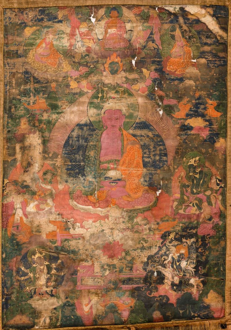 Thangka su seta raffigurante figura centrale di Buddha e altre divinità, Tibet, XVIII secolo  - Asta Arte Orientale - Cambi Casa d'Aste