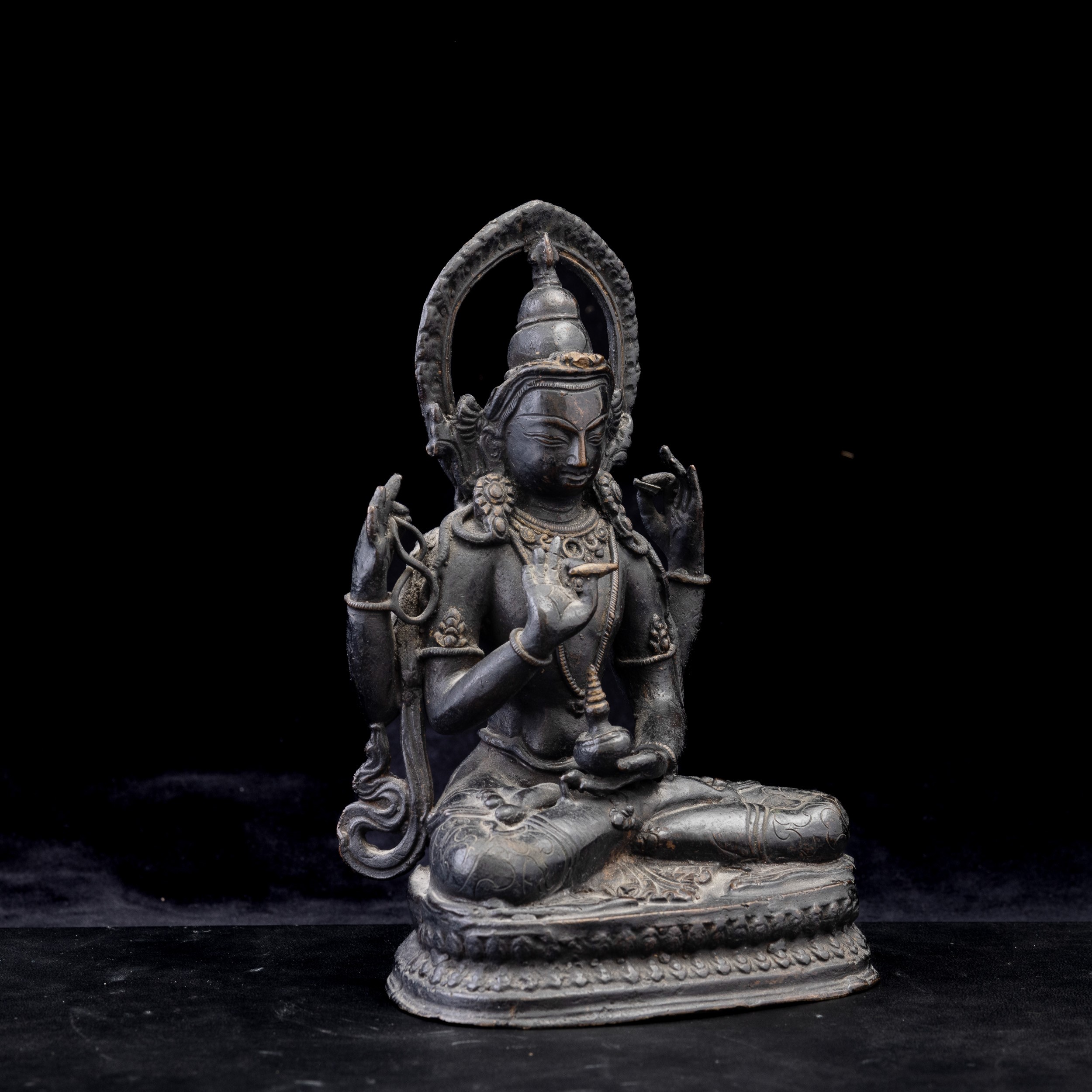 Cina, Figura di Buddha in bronzo entro aura, seduto su doppio fiore di loto, Dinastia Qing, XIX s...