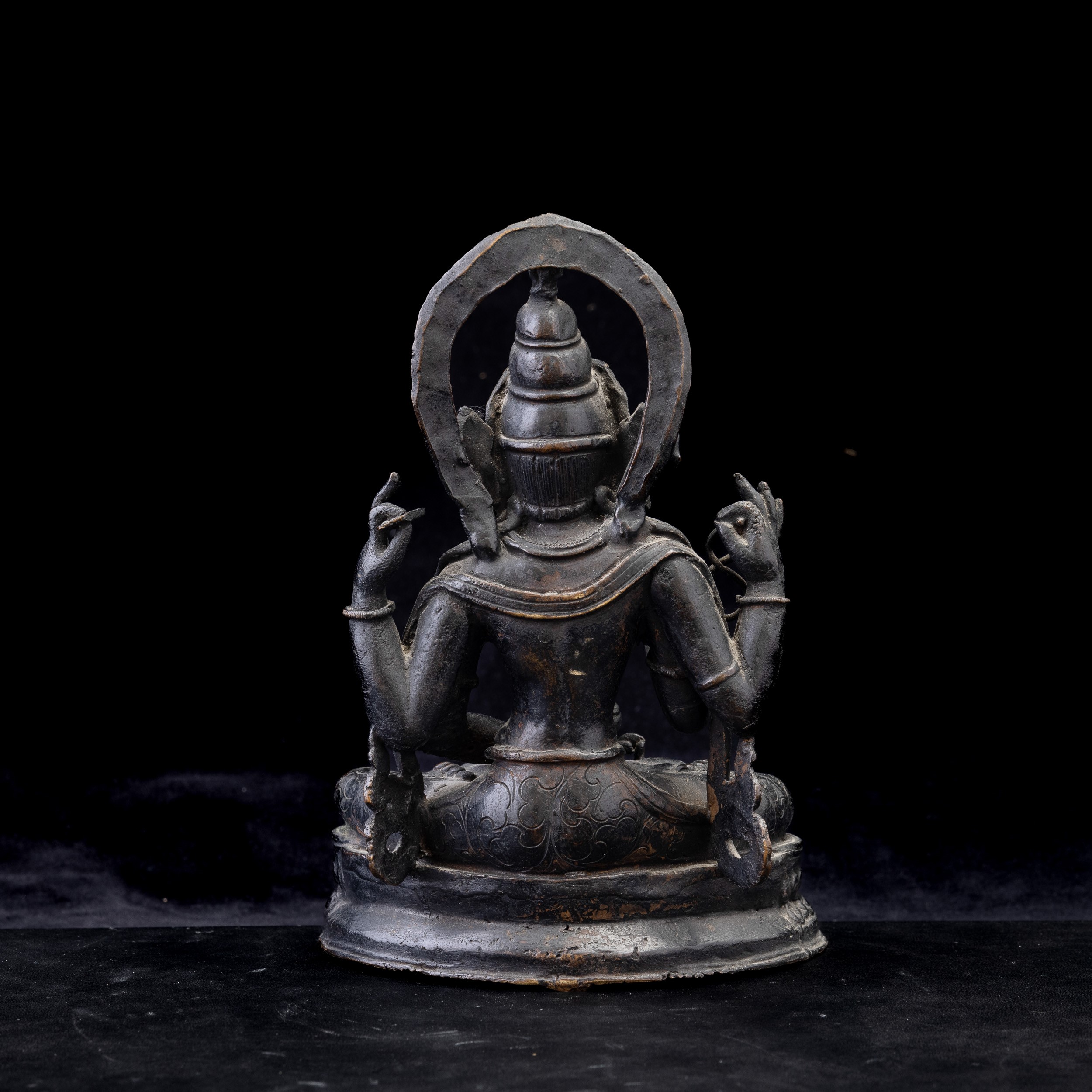Cina, Figura di Buddha in bronzo entro aura, seduto su doppio fiore di loto, Dinastia Qing, XIX s...