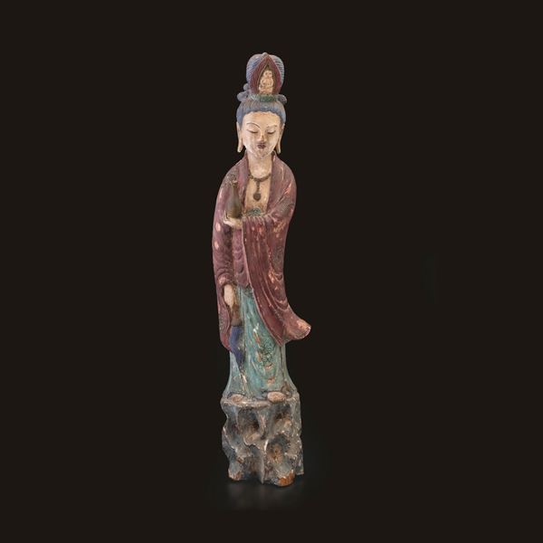 Grande figura di Guanyin stante con vasetto in legno intagliato e laccato, Cina, Dinastia Ming, XIX secolo