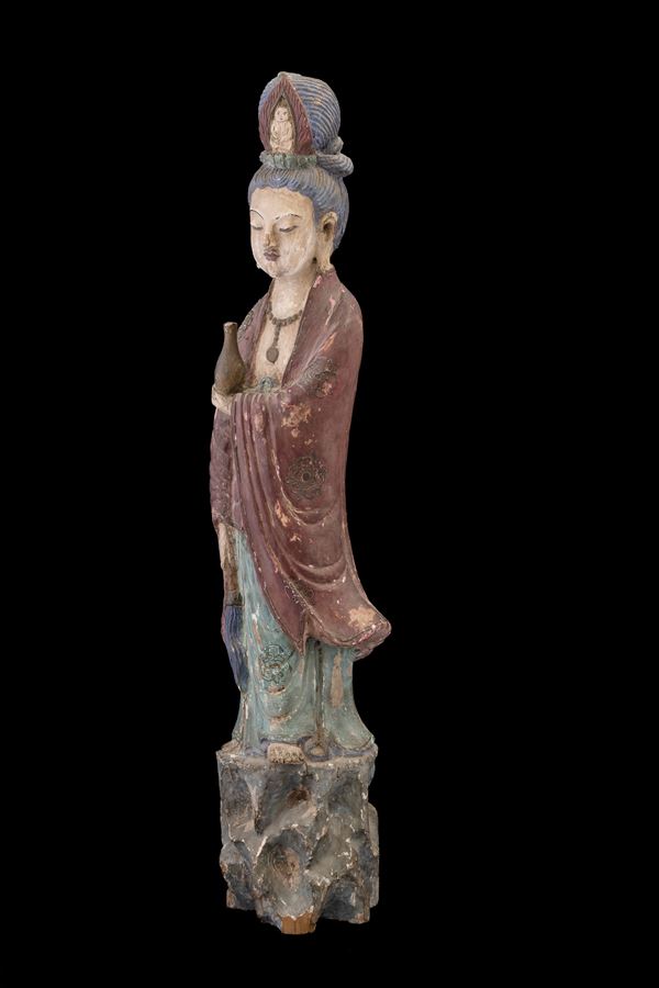 Grande figura di Guanyin stante con vasetto in legno intagliato e laccato, Cina, Dinastia Ming, XIX secolo