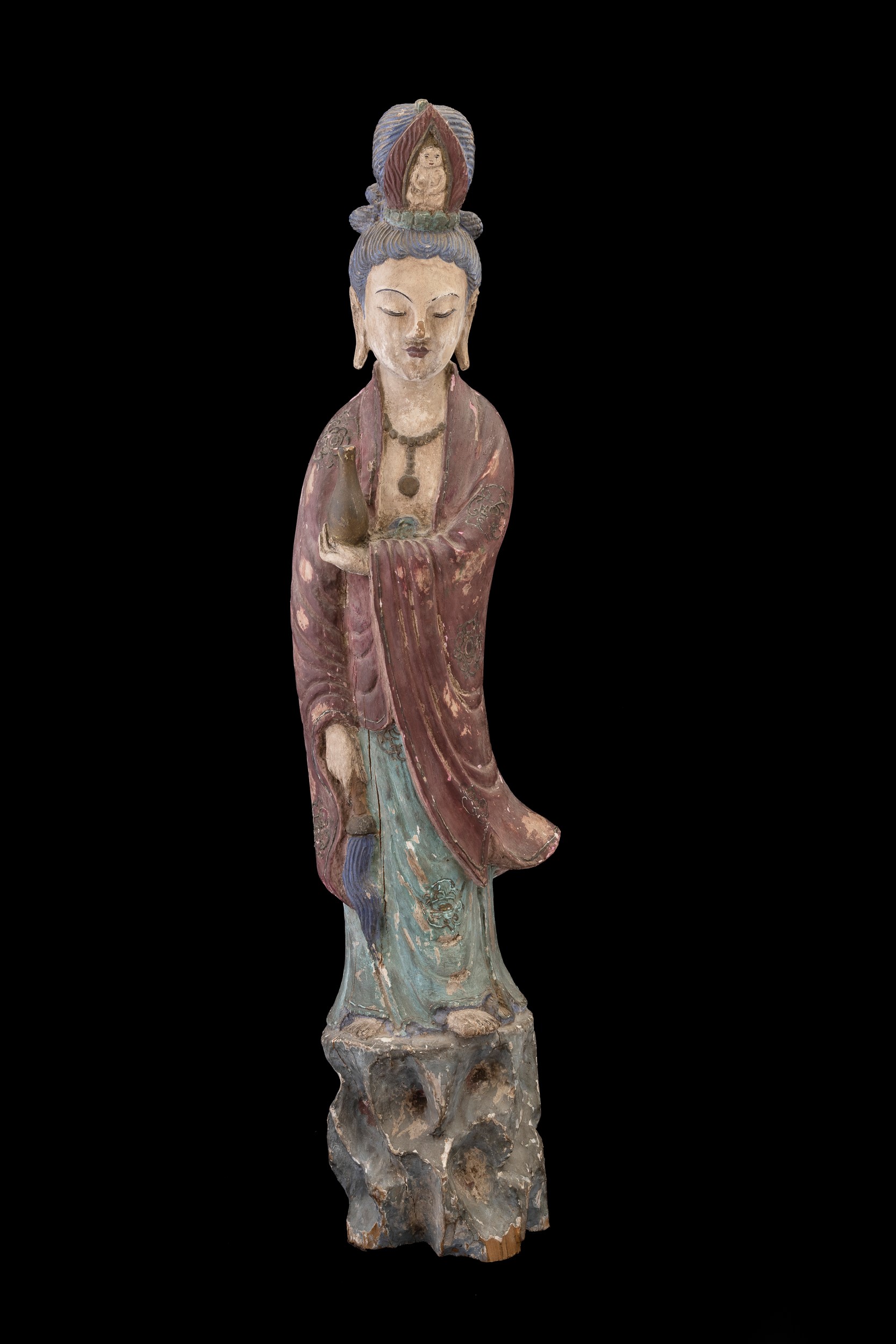 Figura di Guanyin in piedi con vasetto, laccatura e intaglio, Cina, Dinastia Ming (attribuzione),...