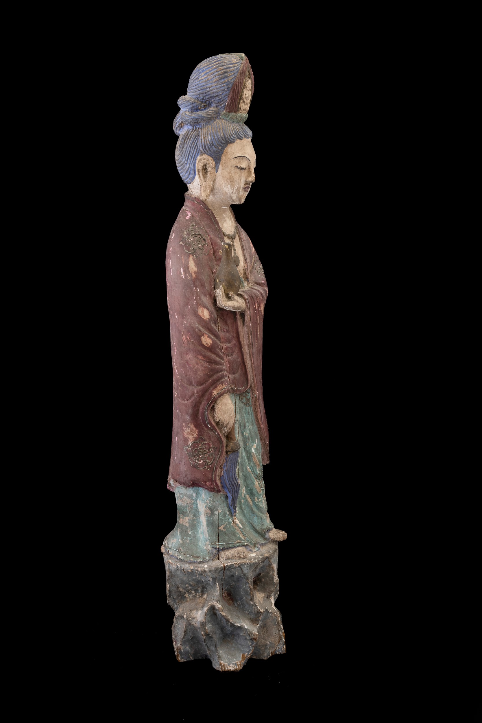 Figura di Guanyin in piedi con vasetto, laccatura e intaglio, Cina, Dinastia Ming (attribuzione),...