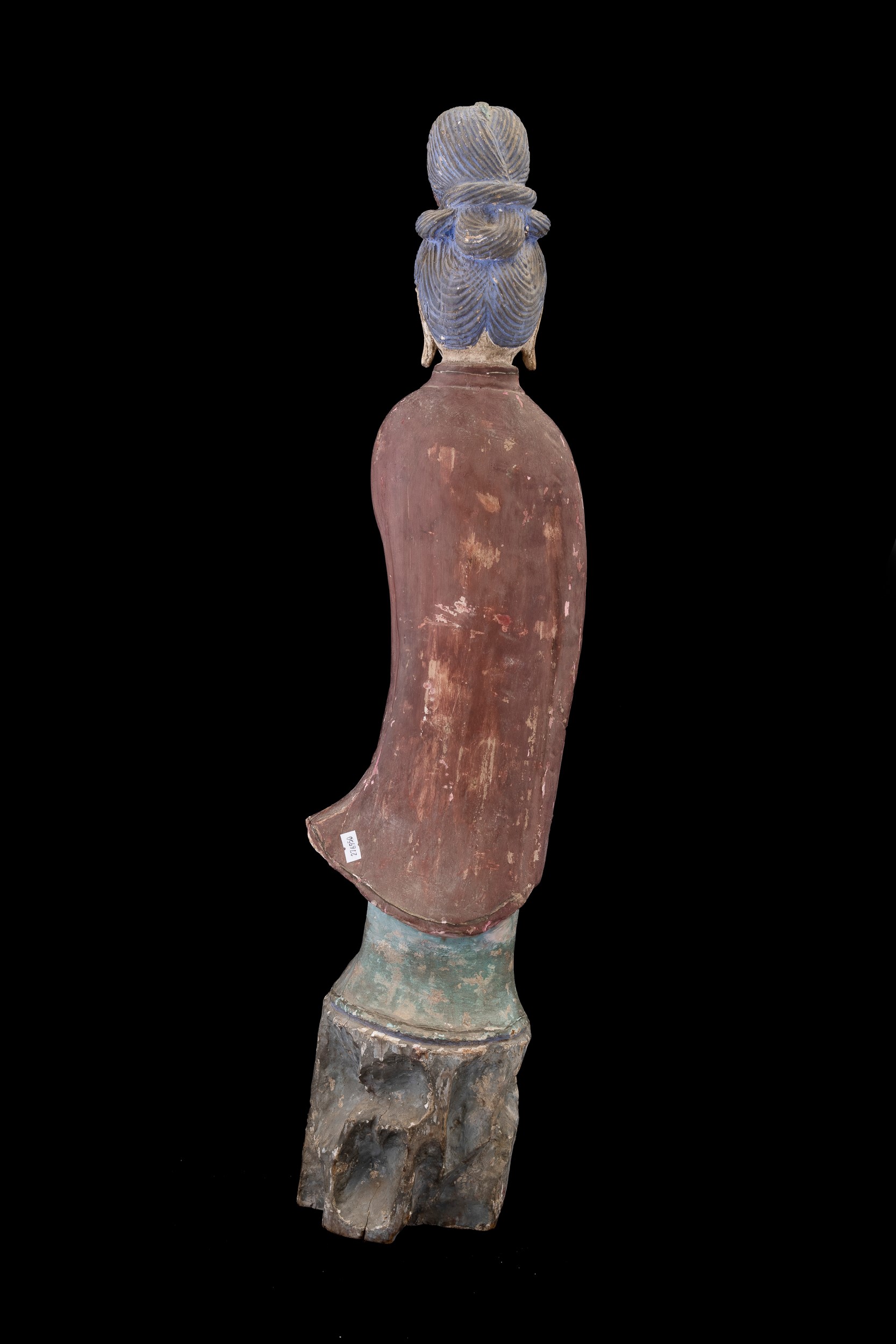Figura di Guanyin in piedi con vasetto, laccatura e intaglio, Cina, Dinastia Ming (attribuzione),...