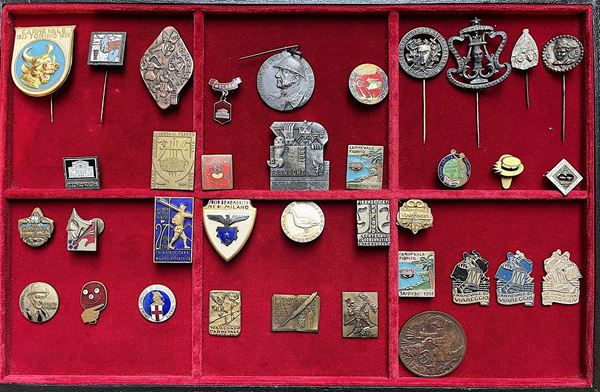 Lotto di 36 spille e distintivi.