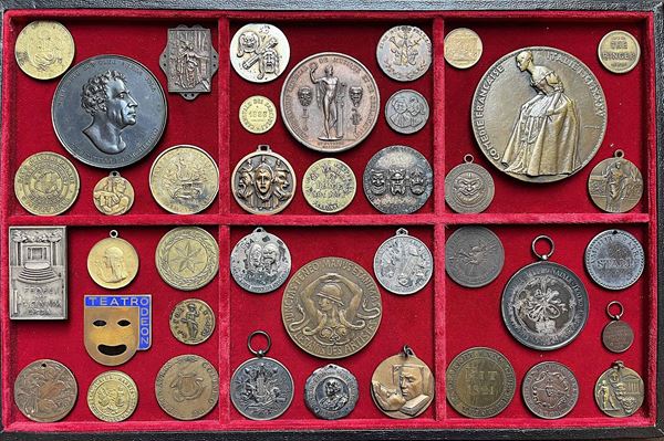 TEATRO. Lotto di circa 40 medaglie, gettoni e distintivi.