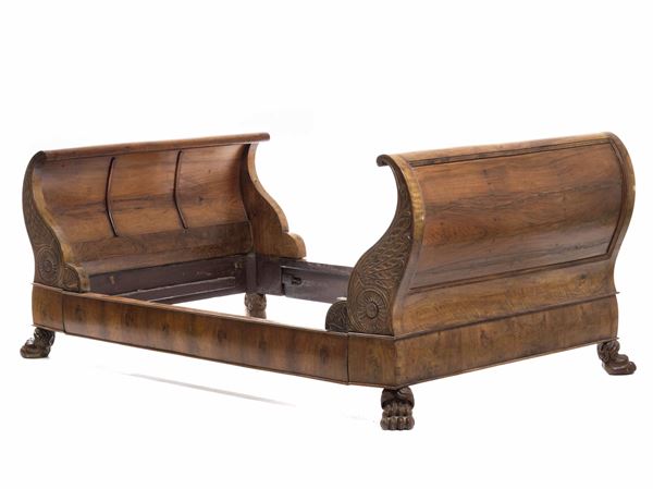 Letto a barca in legno intagliato e legno lastronato. XIX secolo