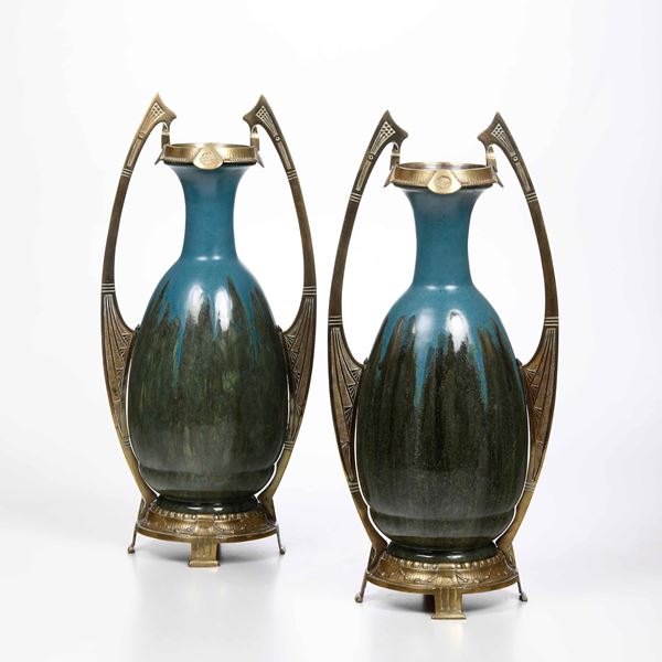 Coppia di vasi liberty in ceramica con struttura in metallo dorato. XX secolo