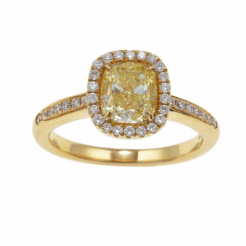 Crivelli. Anello con diamante centrale fancy light yellow di ct 1.87 e piccoli diamanti a contorno  - Asta Fine Jewels - Cambi Casa d'Aste