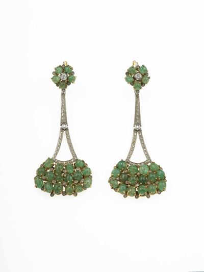 Orecchini pendenti, smeraldi cabochon e piccoli diamanti, montature in oro 750/1000