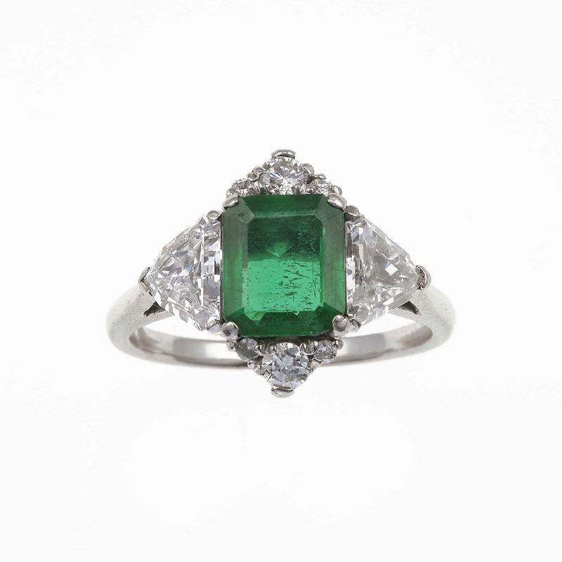 Anello con smeraldo di ct 1.20 circa e diamanti  - Asta Fine Jewels - Cambi Casa d'Aste
