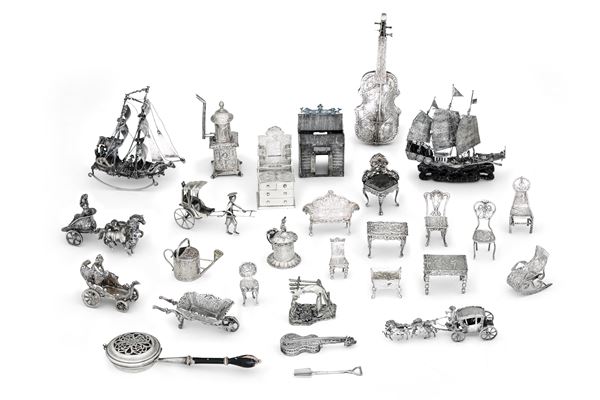 Collezione di ventinove oggetti in argento e filigrana d'argento. Differenti manifatture del XX secolo
