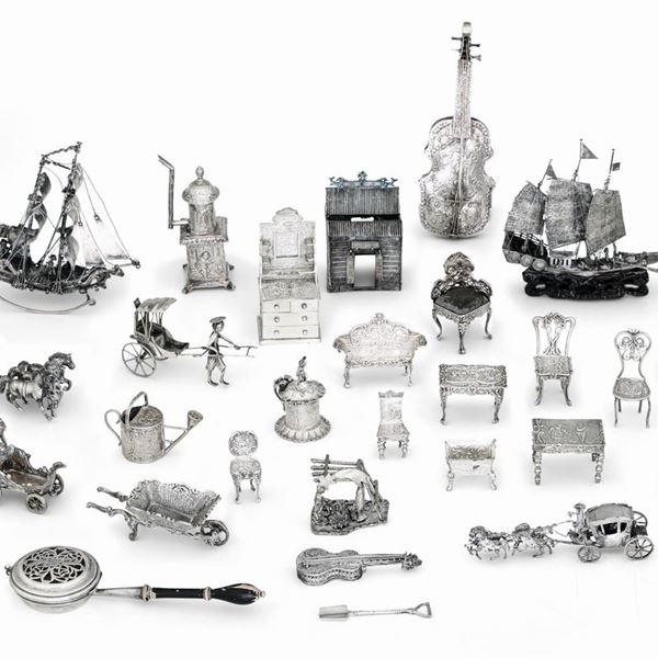 Collezione di ventinove oggetti in argento e filigrana d'argento. Differenti manifatture del XX secol [..]