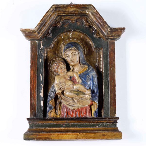 Rilievo raffigurante Madonna con Bambino entro edicola nei modi della scultura rinascimentale. XIX secolo