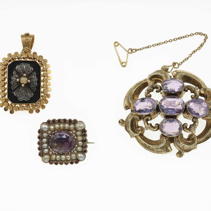Due spille e un pendente con ametiste e perle  - Asta Gioielli - Cambi Casa d'Aste
