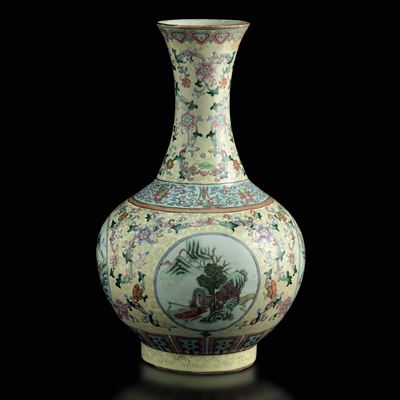 Vaso a Bottiglia in Porcellana con Raffigurazioni di Paesaggio Entro Riserve e Decori Floreali su...