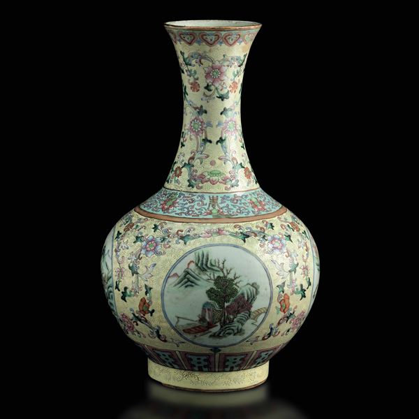 Vaso a bottiglia in porcellana con raffigurazioni di paesaggio entro riserve e decori floreali su fondo giallo, Cina, Dinastia Qing, marca e del periodo Guangxu (1875-1908)