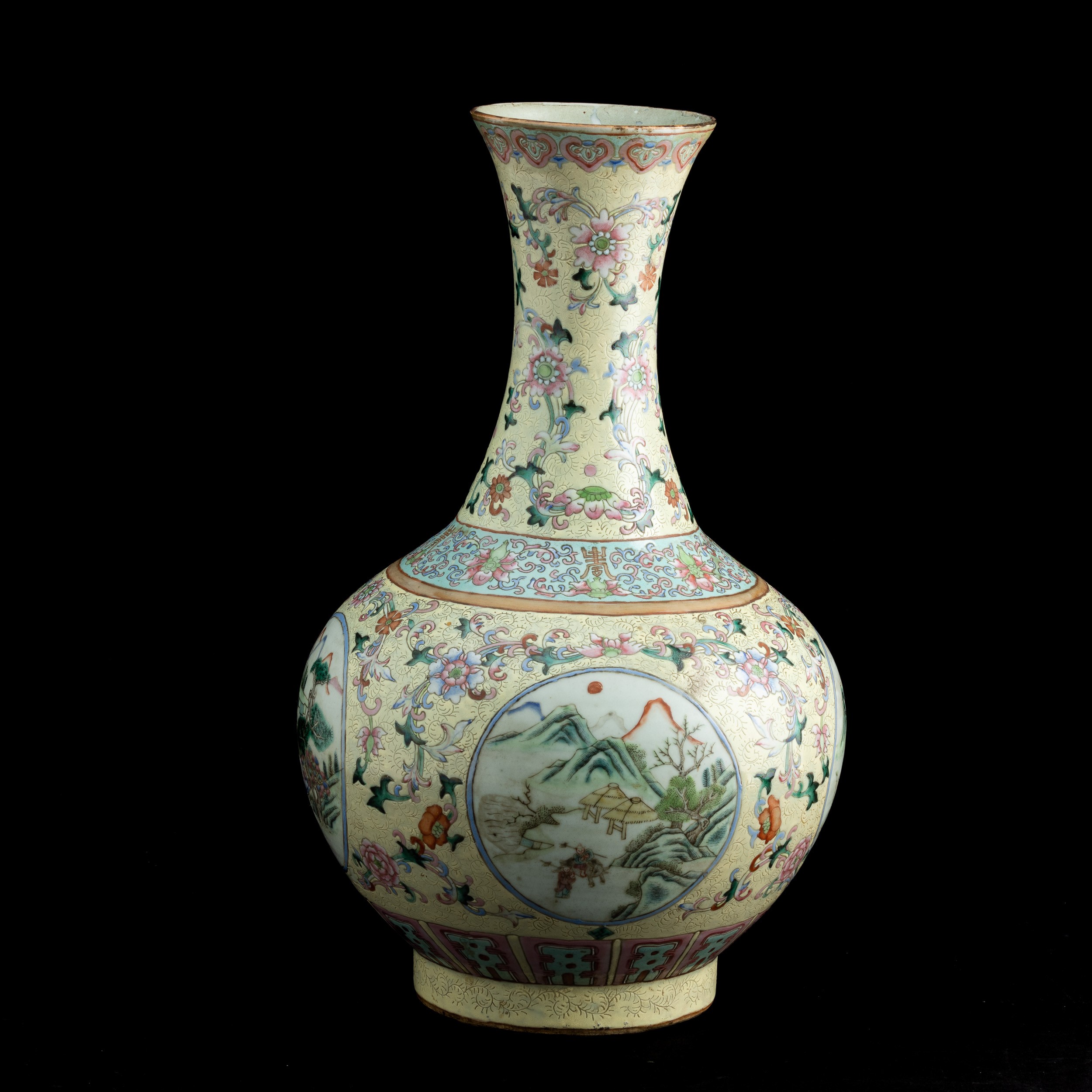 Vaso a Bottiglia in Porcellana con Raffigurazioni di Paesaggio Entro Riserve e Decori Floreali su...