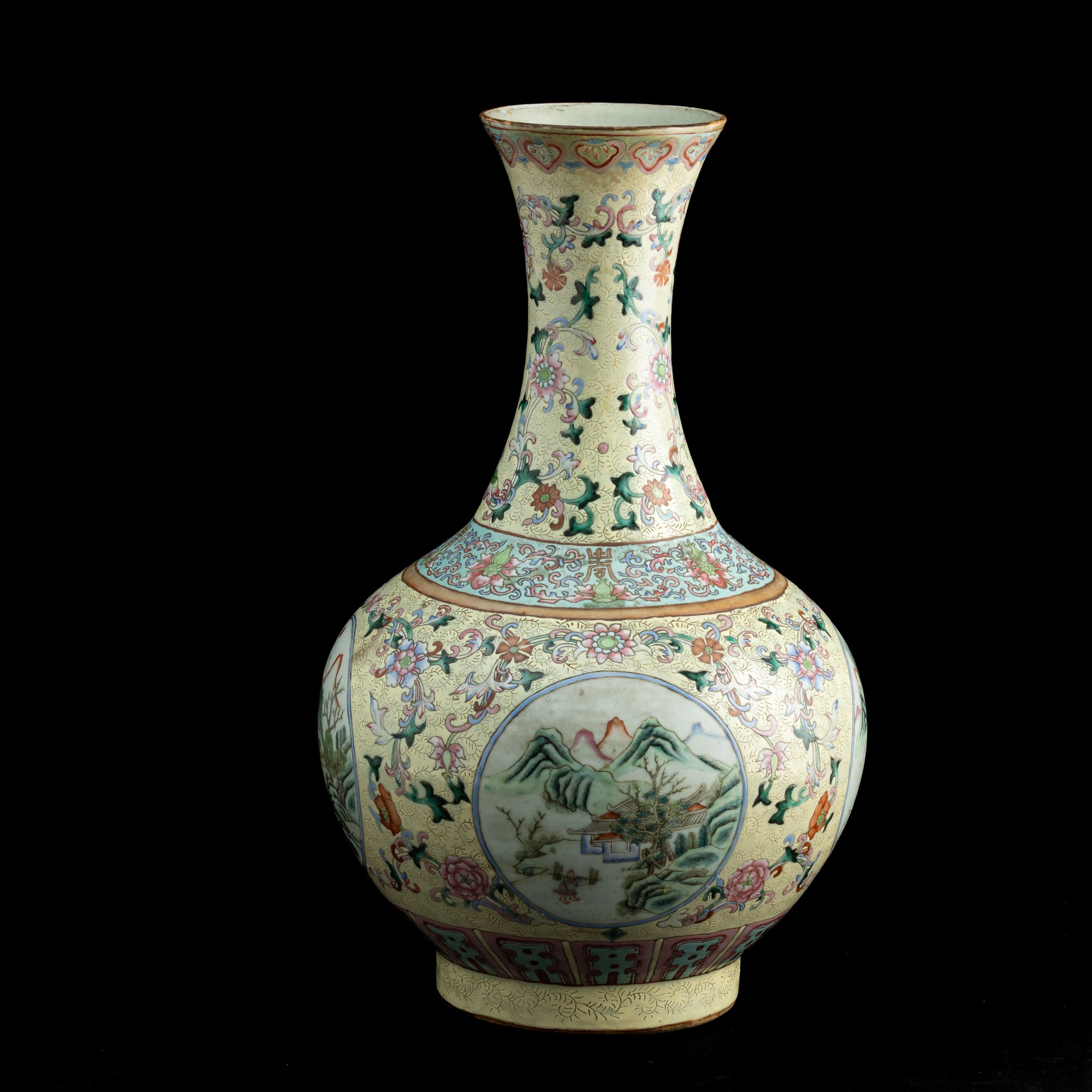 Vaso a Bottiglia in Porcellana con Raffigurazioni di Paesaggio Entro Riserve e Decori Floreali su...