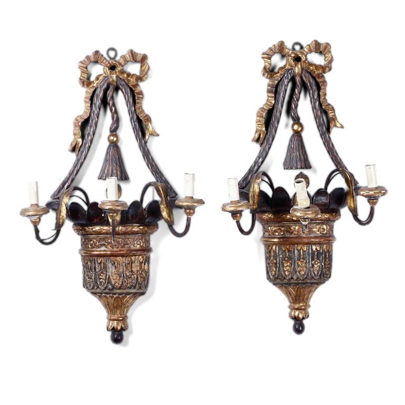 Coppia di appliques in legno intagliato e dorato. XVIII secolo  - Auction Antique April - Cambi Casa d'Aste