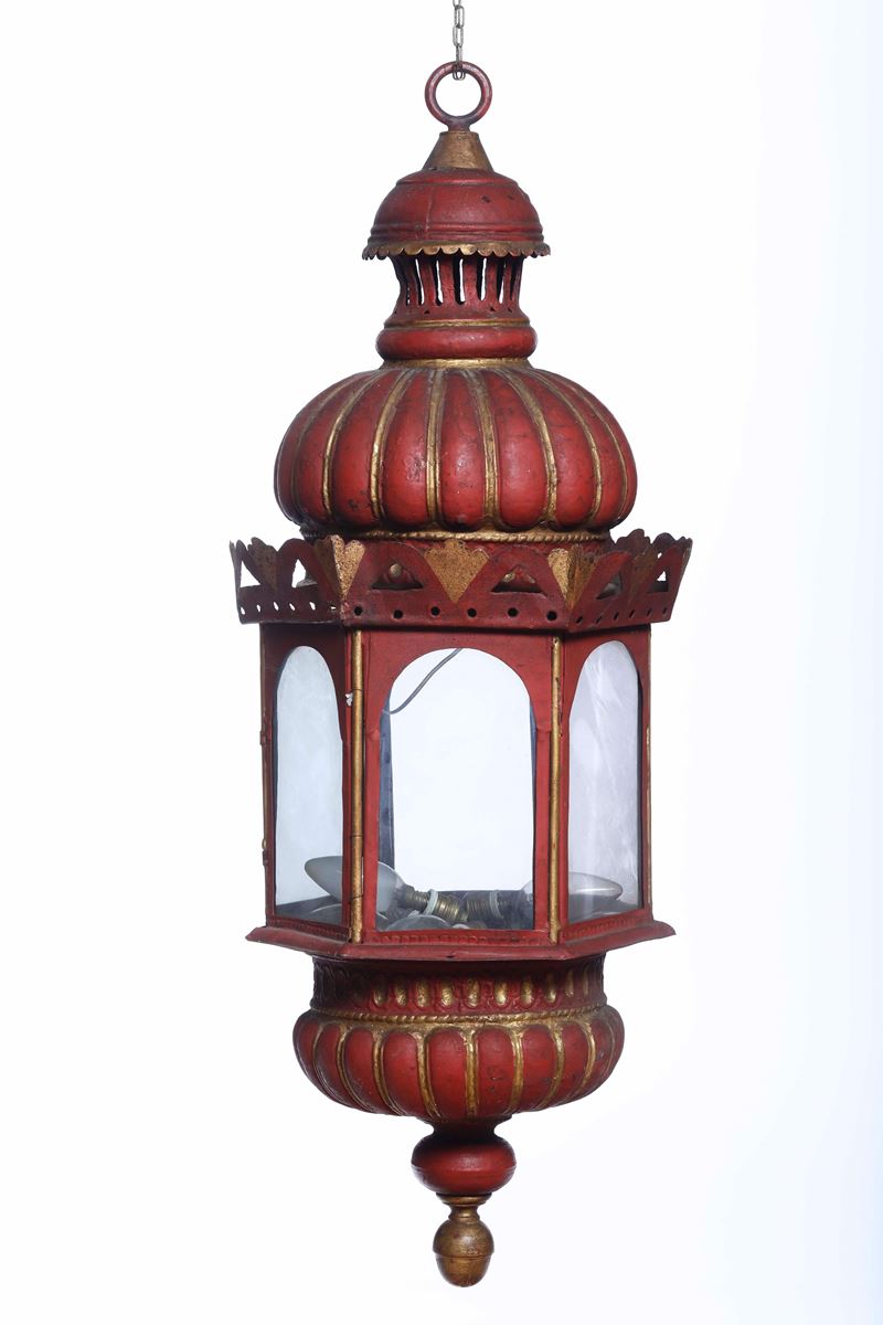 Antica lanterna in metallo dipinto. XVIII-XIX secolo  - Asta Antiquariato Aprile - Cambi Casa d'Aste