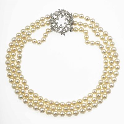 Collana a Tre Fili di Perle Coltivate con Fermezza in Diamanti