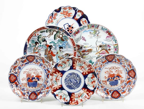 Lotto composto da sei piatti in porcellana, Cina/Giappone, XIX-XX secolo