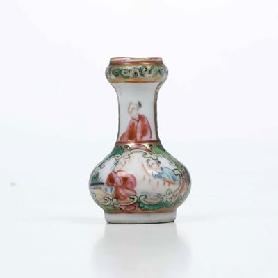 Vasetto in Porcellana Raffigurante Scene di Vita Comune Entro Riserve e Decori Floreali, Canton, ...
