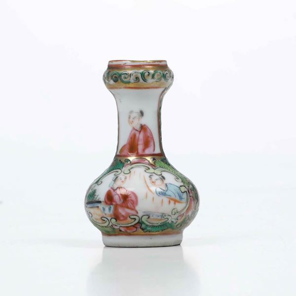 Vasetto in porcellana raffigurante scene di vita comune entro riserve e decori floreali, Canton, Cina, Dinastia Qing, XIX secolo