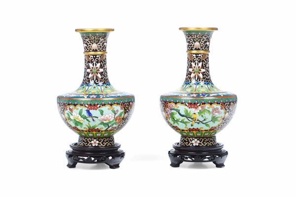 Coppia di vasi a bottiglia in smalti con decori floreali e scene naturalistiche entro riserve, Cina, Dinastia Qing, XIX secolo