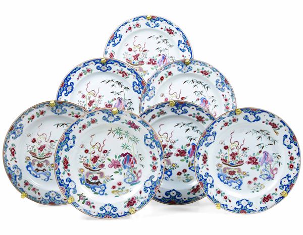 Sette piatti in porcellana Famiglia Rosa con decori floreali e soggetti naturalistici, Cina, Dinastia Qing, epoca Qianlong (1736-1796)