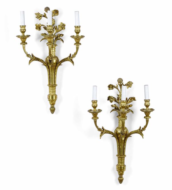 Coppia di appliques a tre luci in bronzo dorato. Francia XVIII-XIX secolo
