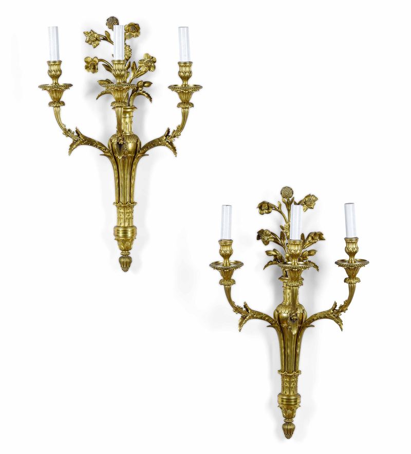 Coppia di appliques a tre luci in bronzo dorato. Francia XVIII-XIX secolo  - Auction Italian Mansions - Cambi Casa d'Aste