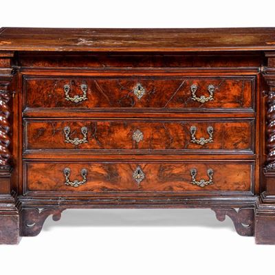 Comò in Legno Scolpito e Legno Lastronato. XVII Secolo