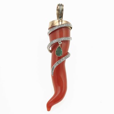 Pendente con corallo, smeraldo e diamanti, montatura in oro giallo e oro bianco 750/1000