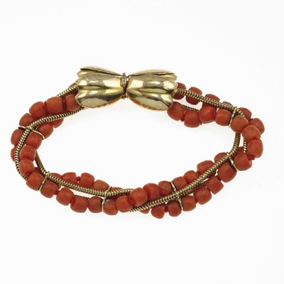 Bracciale con corallo, montatura in oro giallo 750/1000