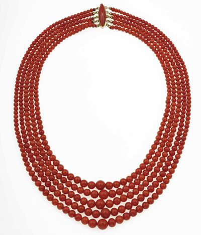 Collana a cinque fili di corallo con chiusura in oro giallo 750/1000